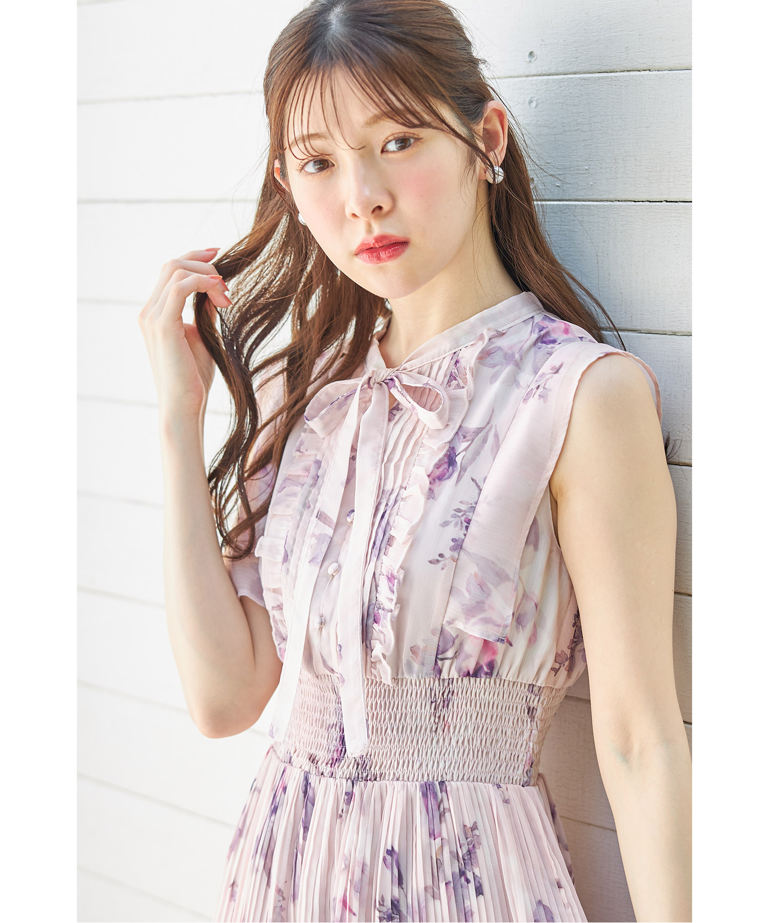 tocco リボン付きウエストシャーリングフラワープリントプリーツワンピース
