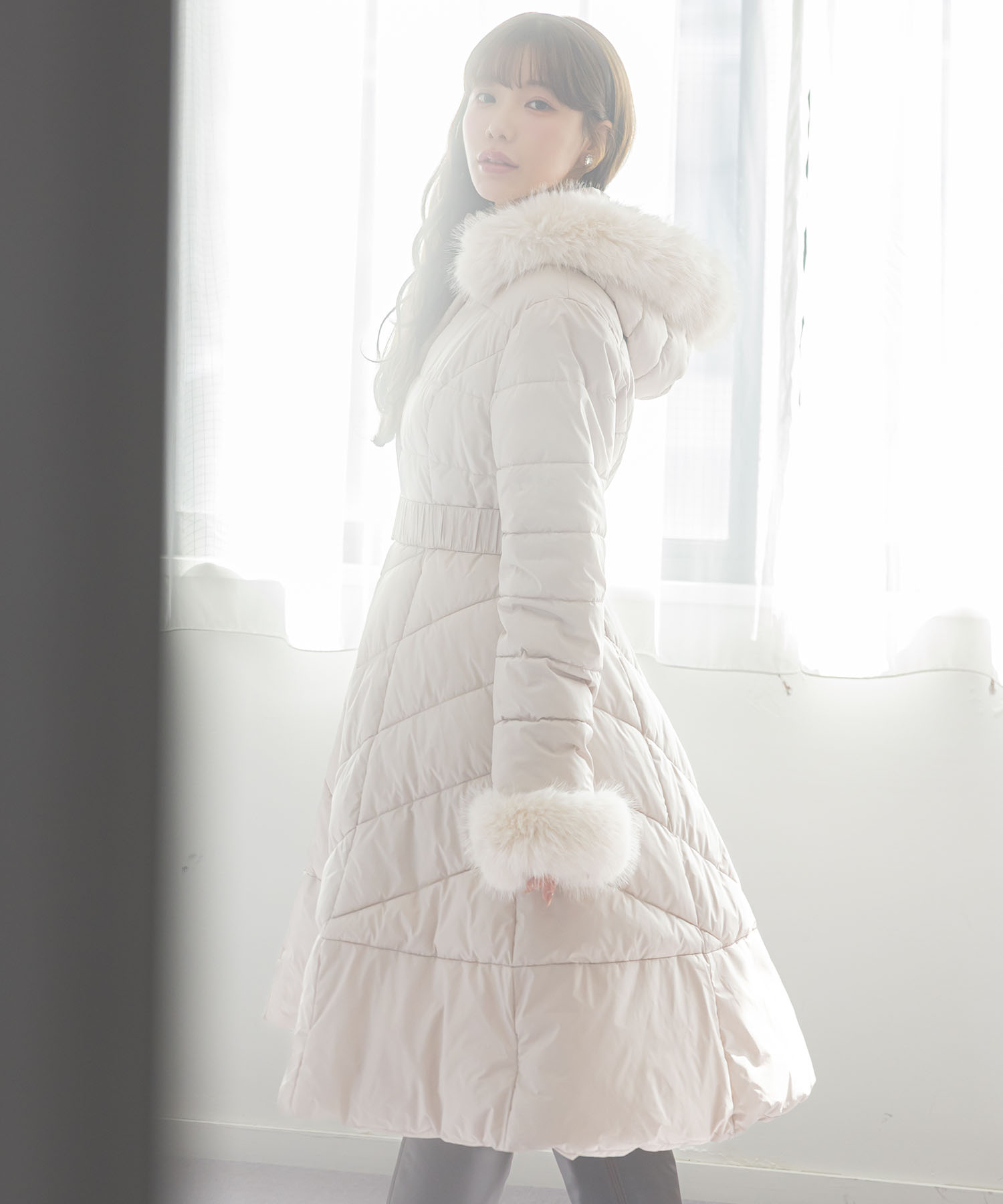 取り外し可能なファー＆ベルト付きフィット＆フレアキルティングコート