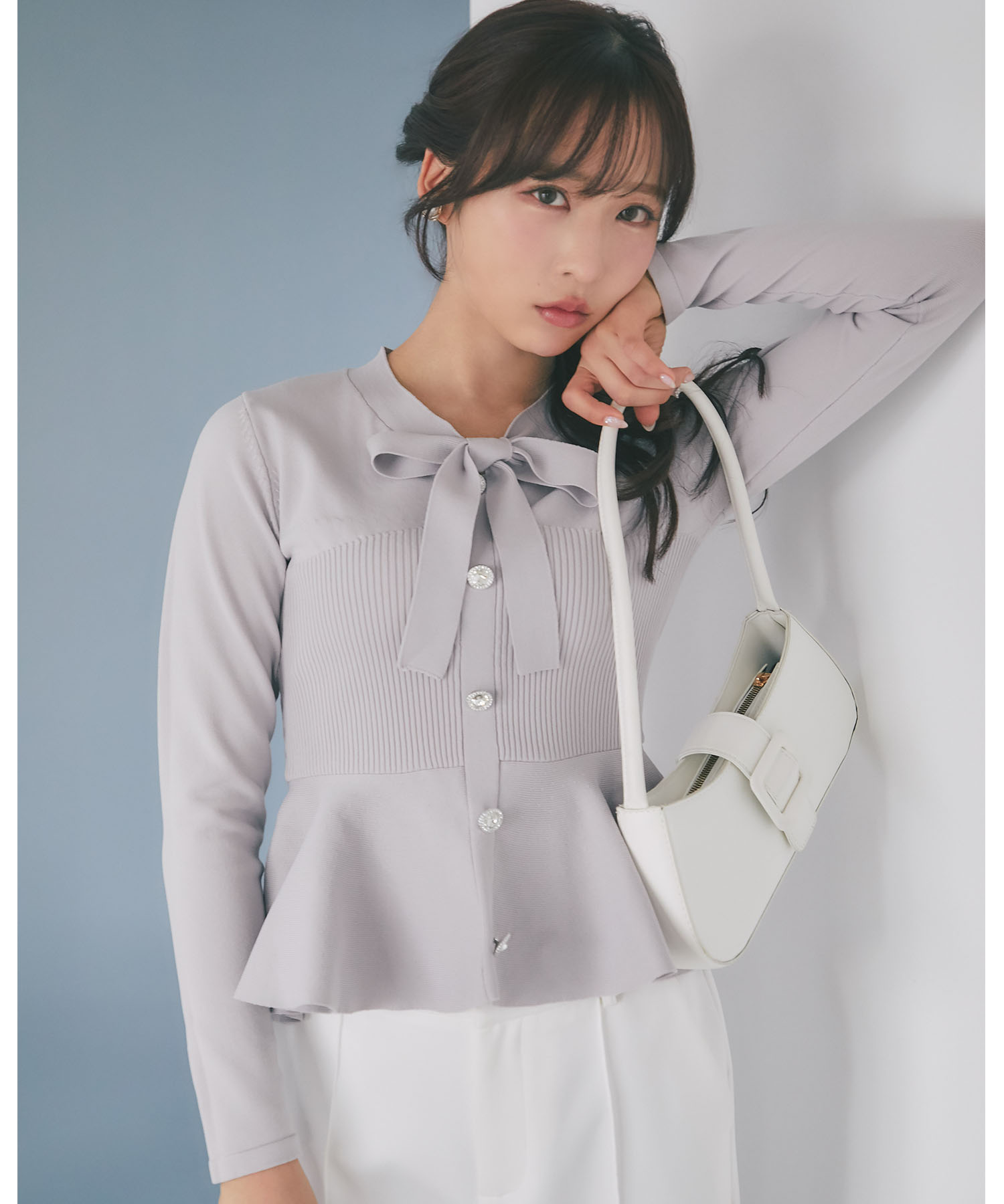 ビジュー釦付きボウタイリボンペプラムニットプルオーバー