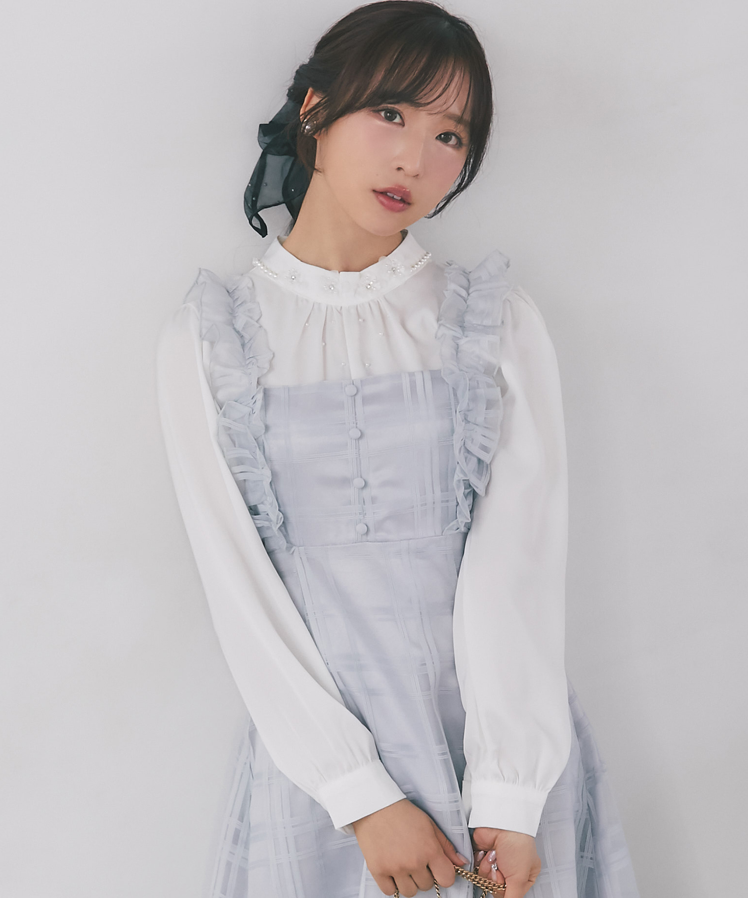 立体フラワーモチーフ＆パール付きハイネックブラウス