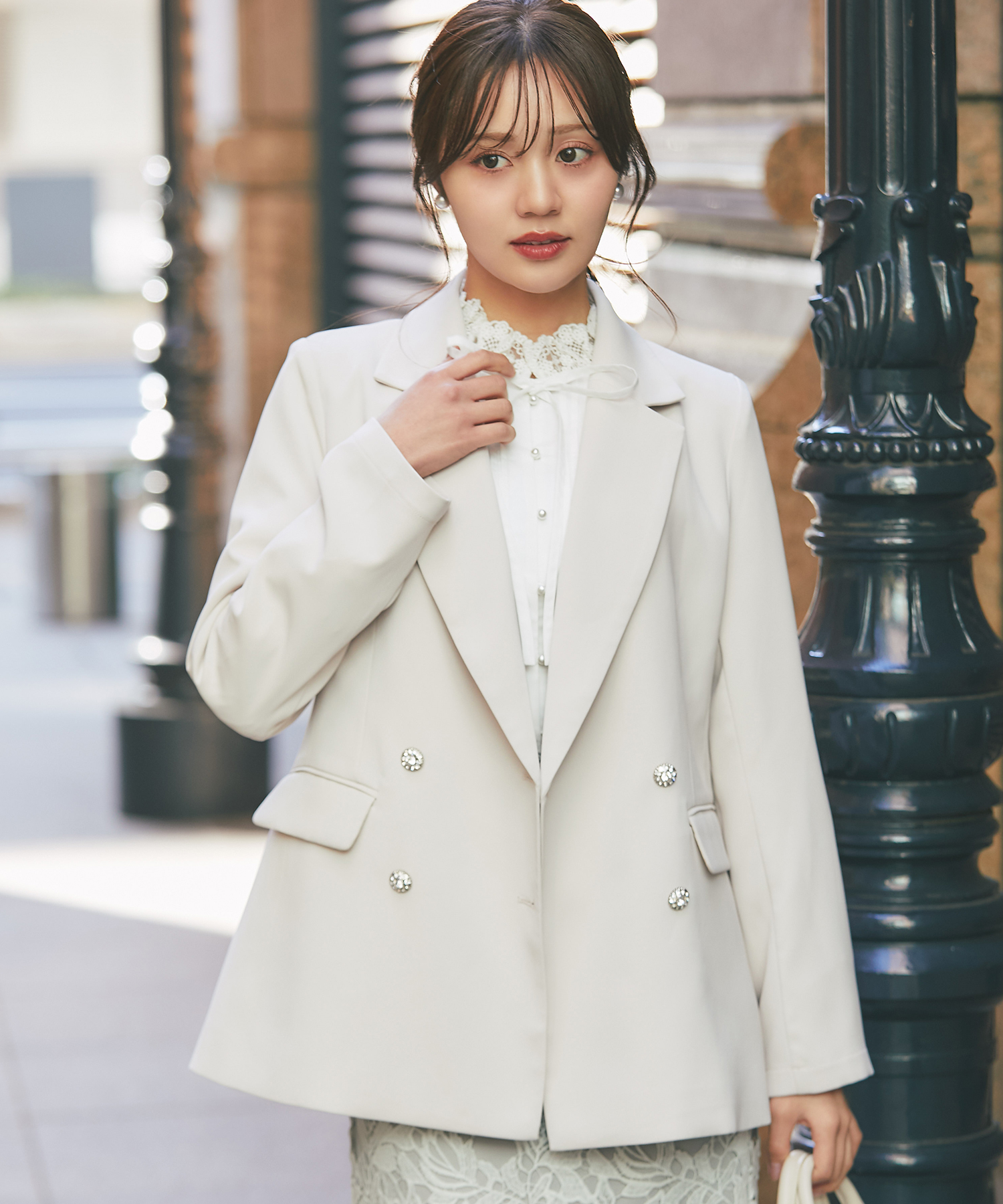 ベージュ ダブル　ジャケット（ワンピース） 羽織るだけでコーデを格上げしてくれるビジュー釦ダブルジャケット