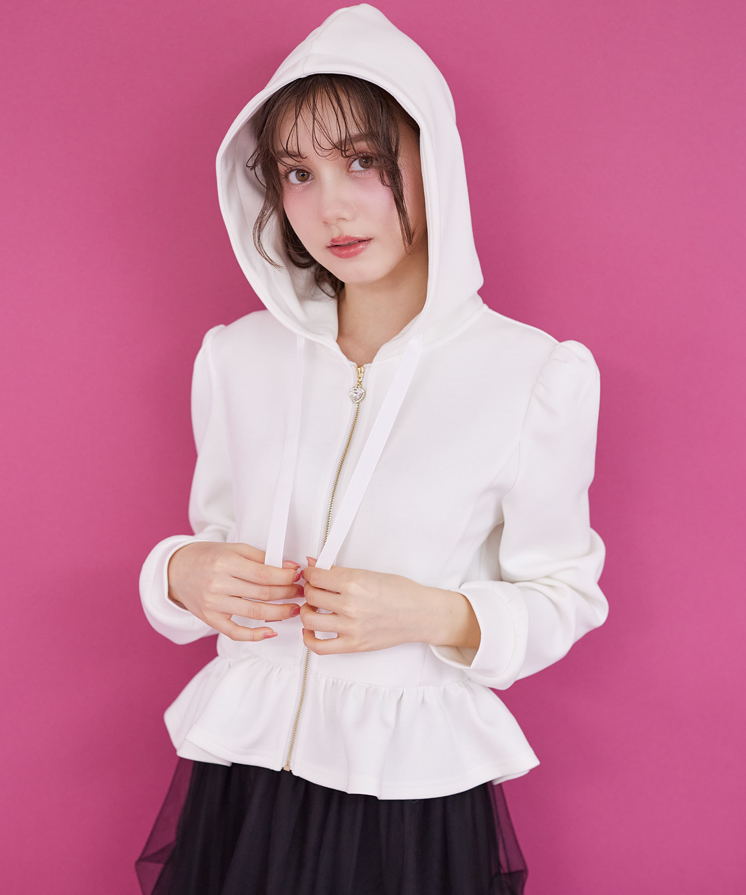 日常をドラマティックに変える♪ハートチャームファスナー裾フリルパーカー