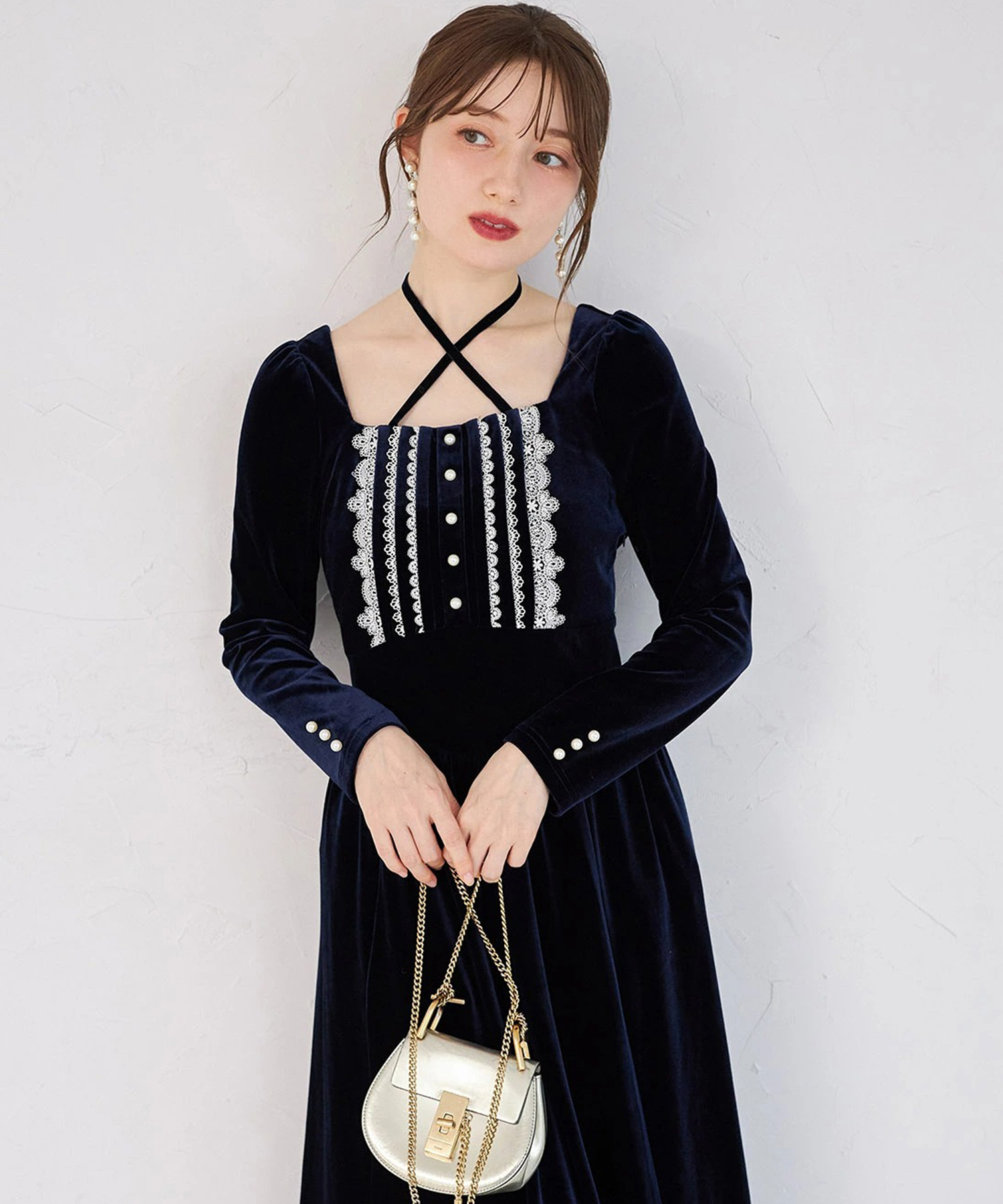 tocco トッコクローゼット　
ネックリボン付きパール＆レース装飾バックレースアップベロアワンピース