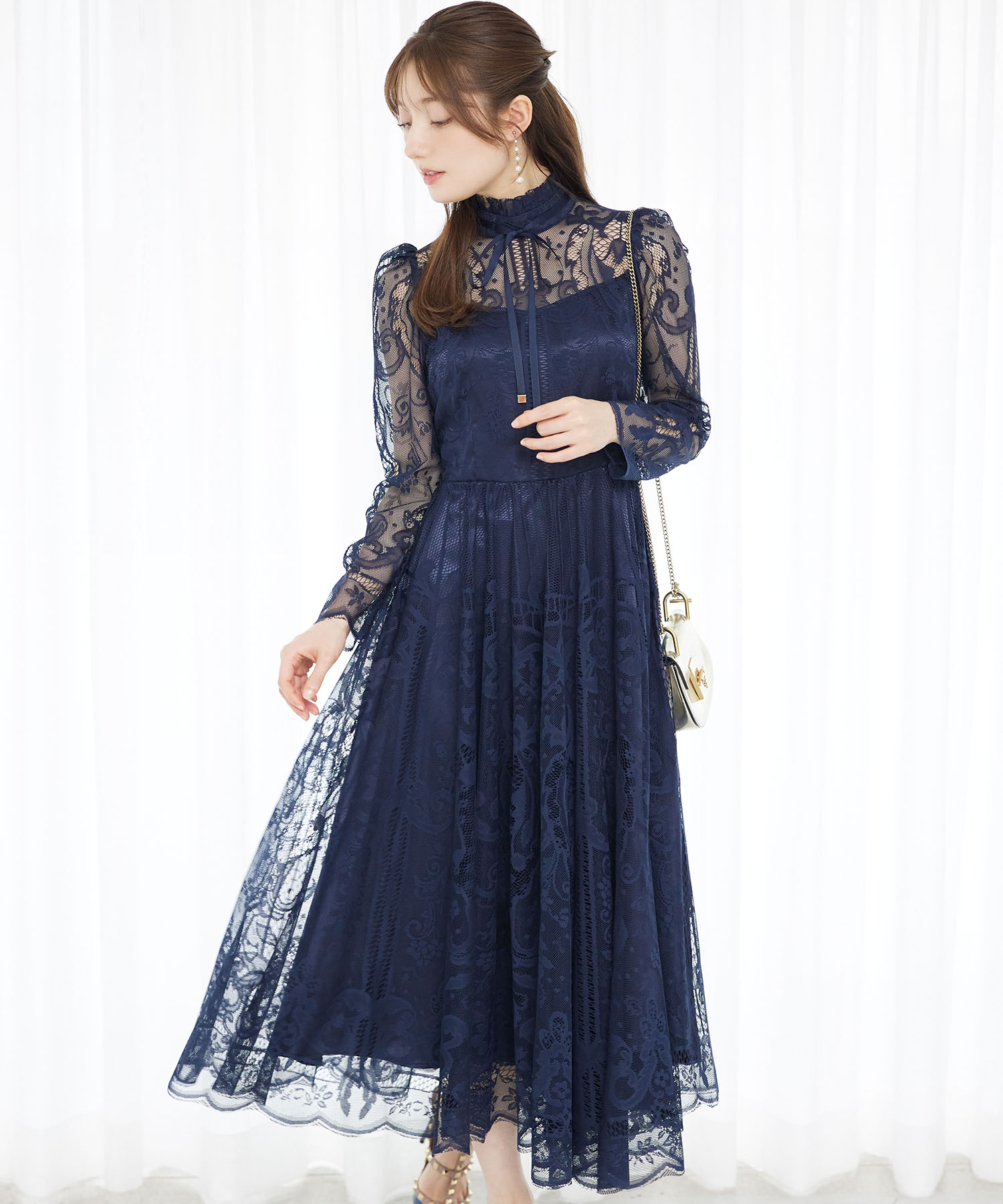 高貴な雰囲気で華やぐリボン付きパネル柄総レースワンピース