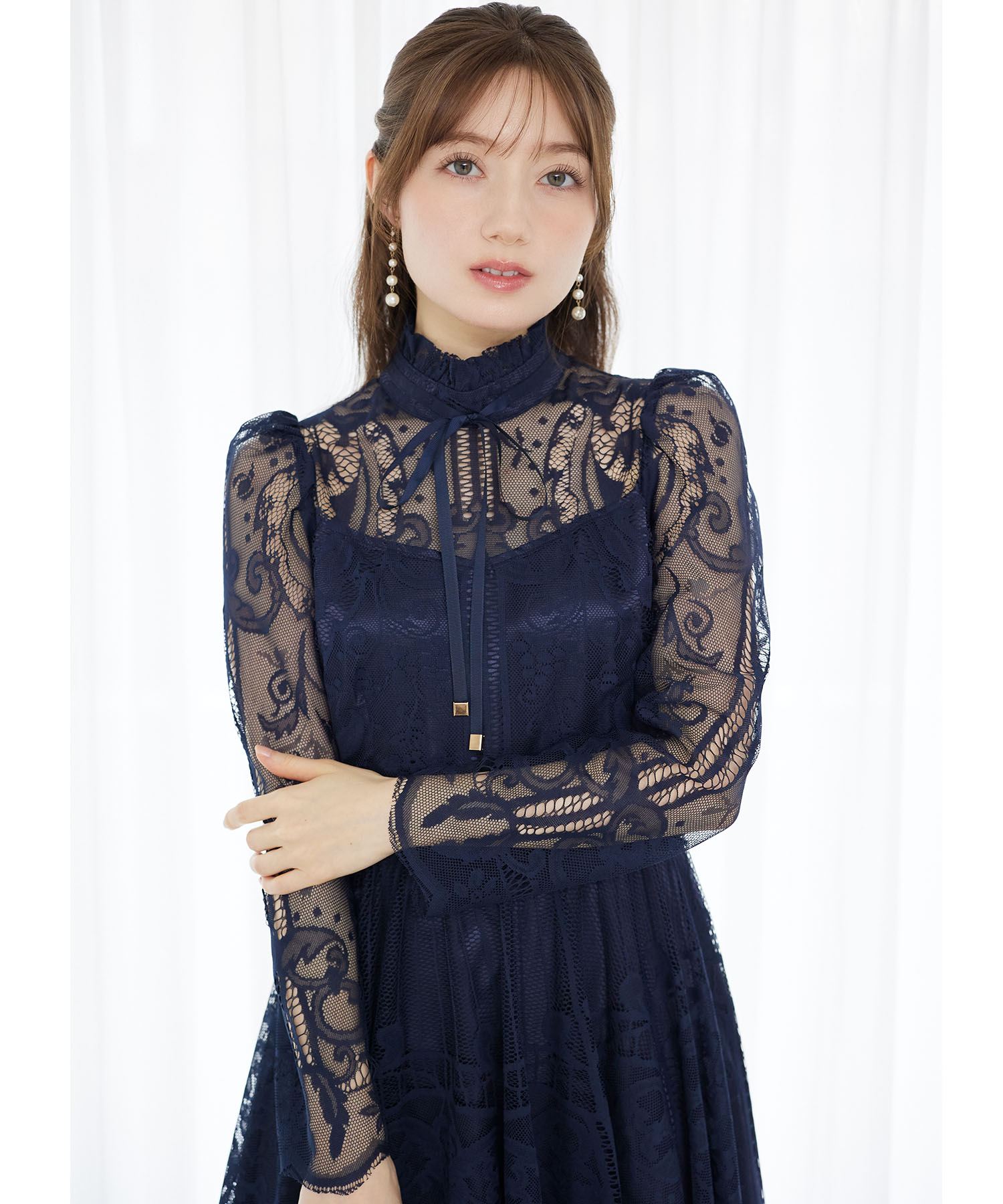 高貴な雰囲気で華やぐリボン付きパネル柄総レースワンピース