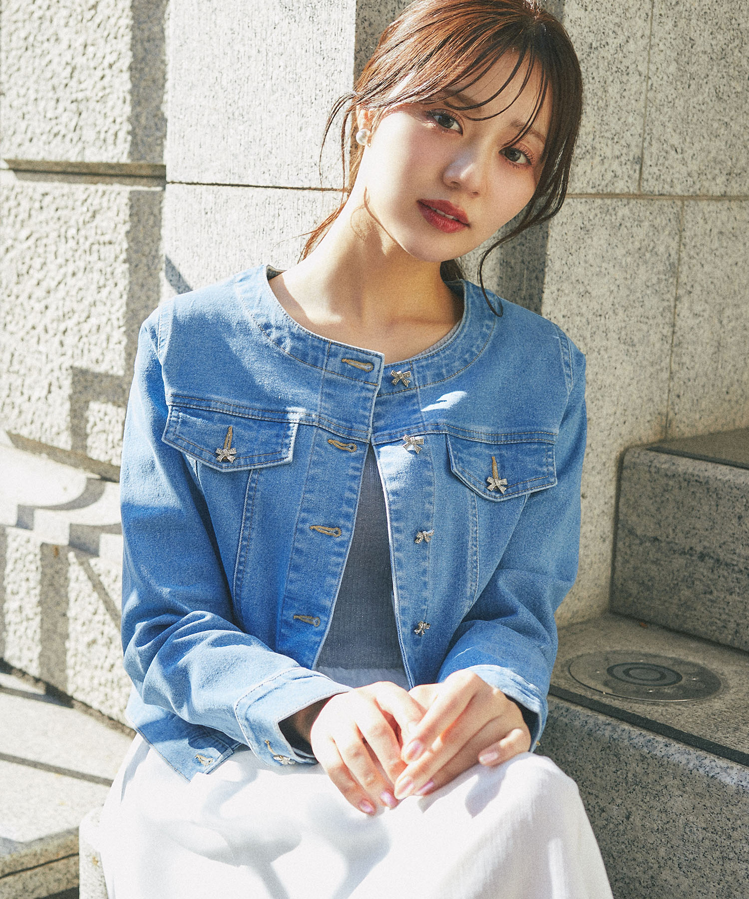 tocco トッコクローゼット ビジューリボン釦ノーカラーデニムジャケット