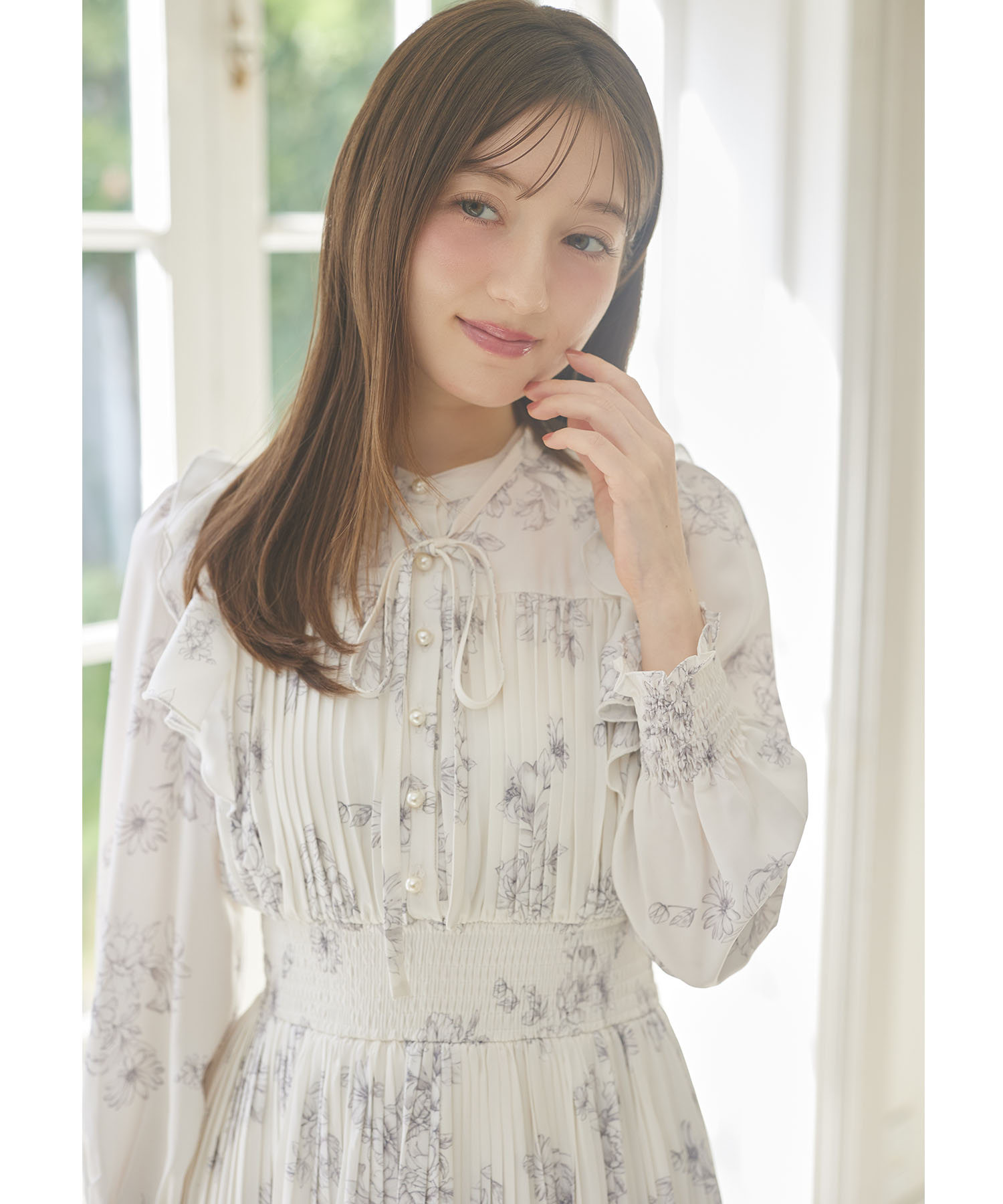 着映えも細見えも叶えるヴィンテージサテンフラワープリント