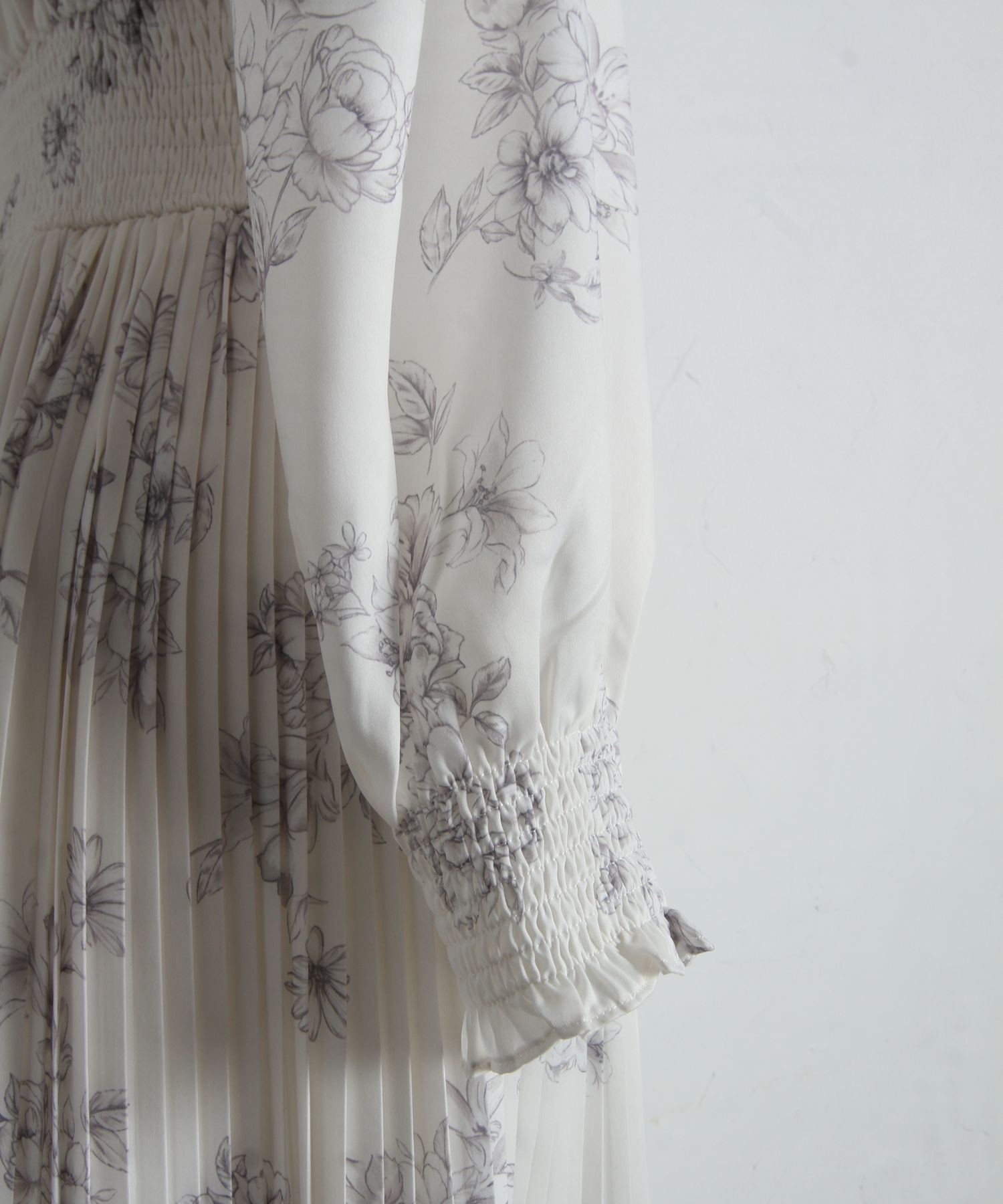 着映えも細見えも叶えるヴィンテージサテンフラワープリント