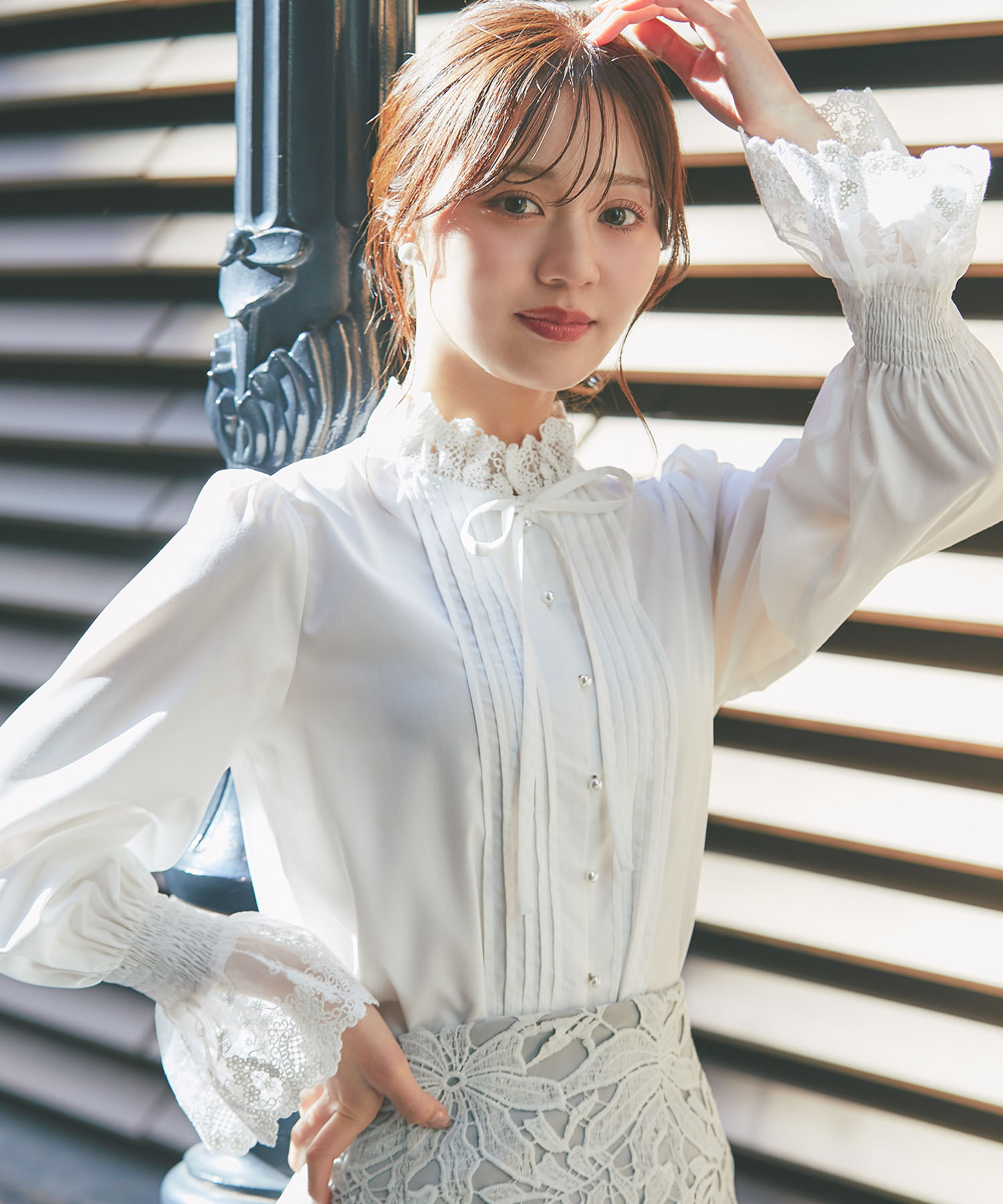 リボン付きレース切り替えピンタックブラウス