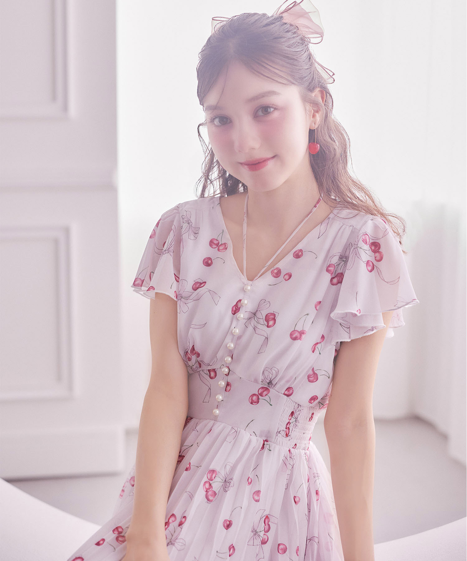 tocco パール付きチェリー×リボンプリントネックリボンプリーツワンピース