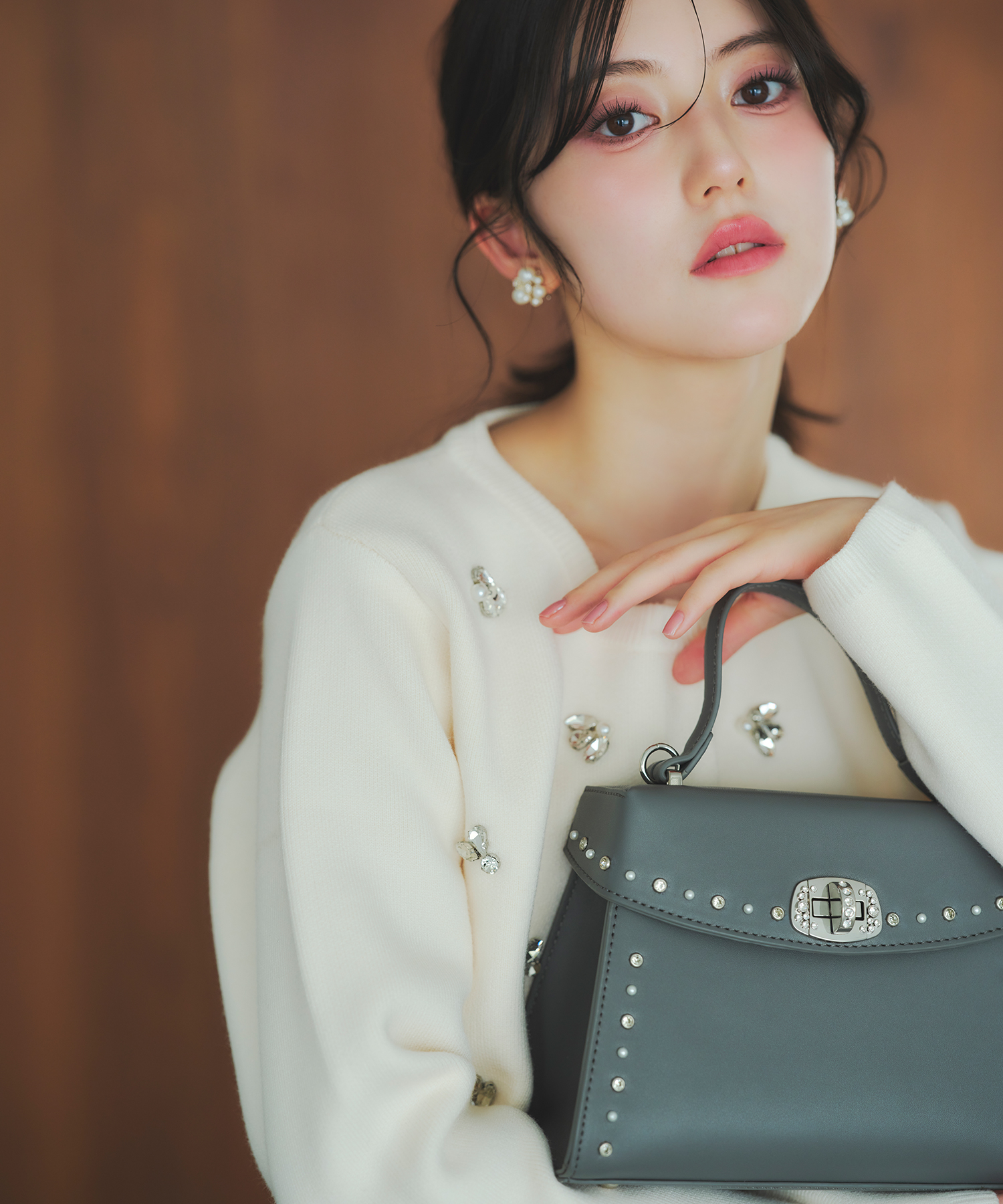 ＯＮもＯＦＦも使える２ＷＡＹショルダー付きパールスタッズバッグ