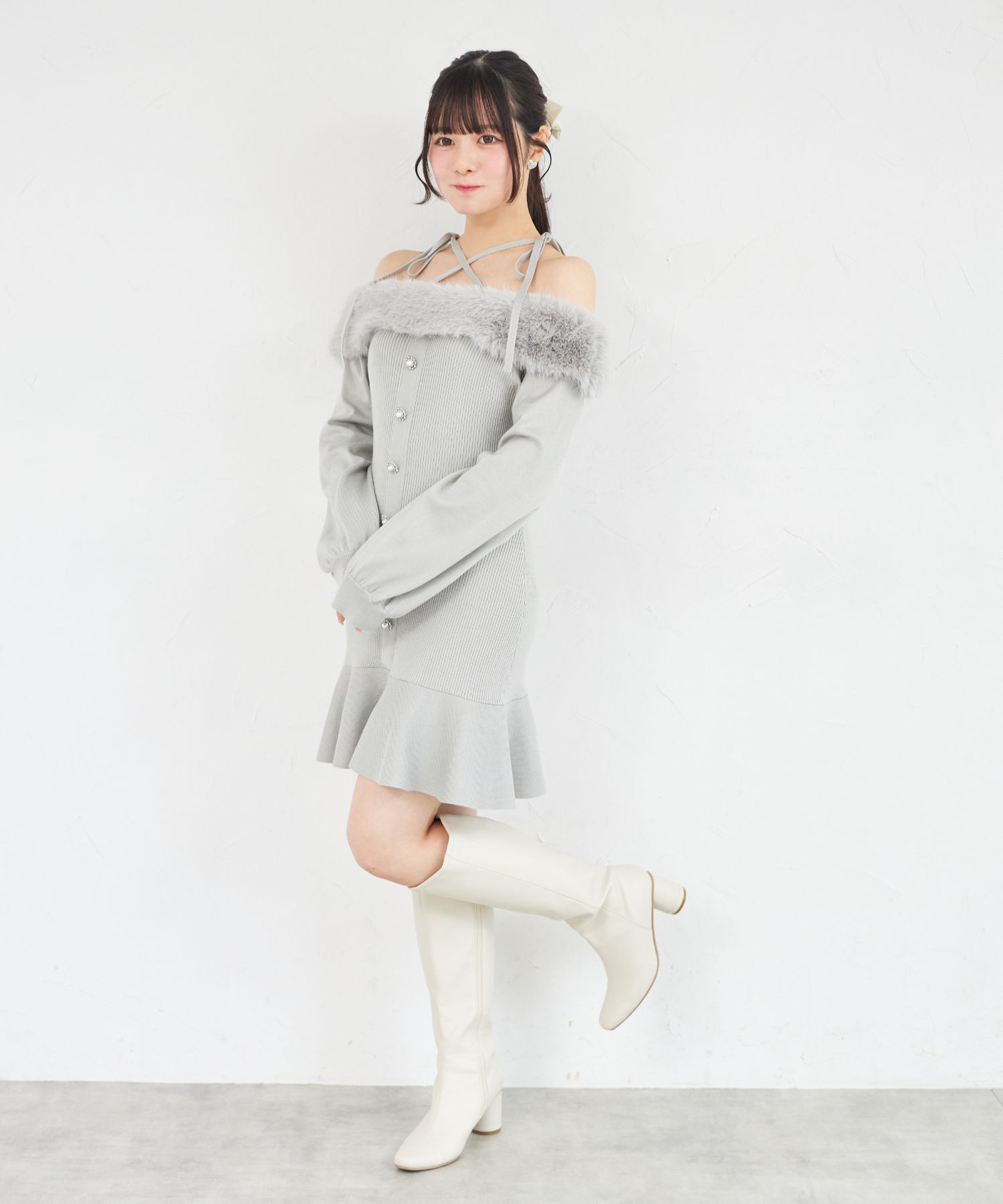 ビジュー飾り釦付きオフショルファーニットワンピース