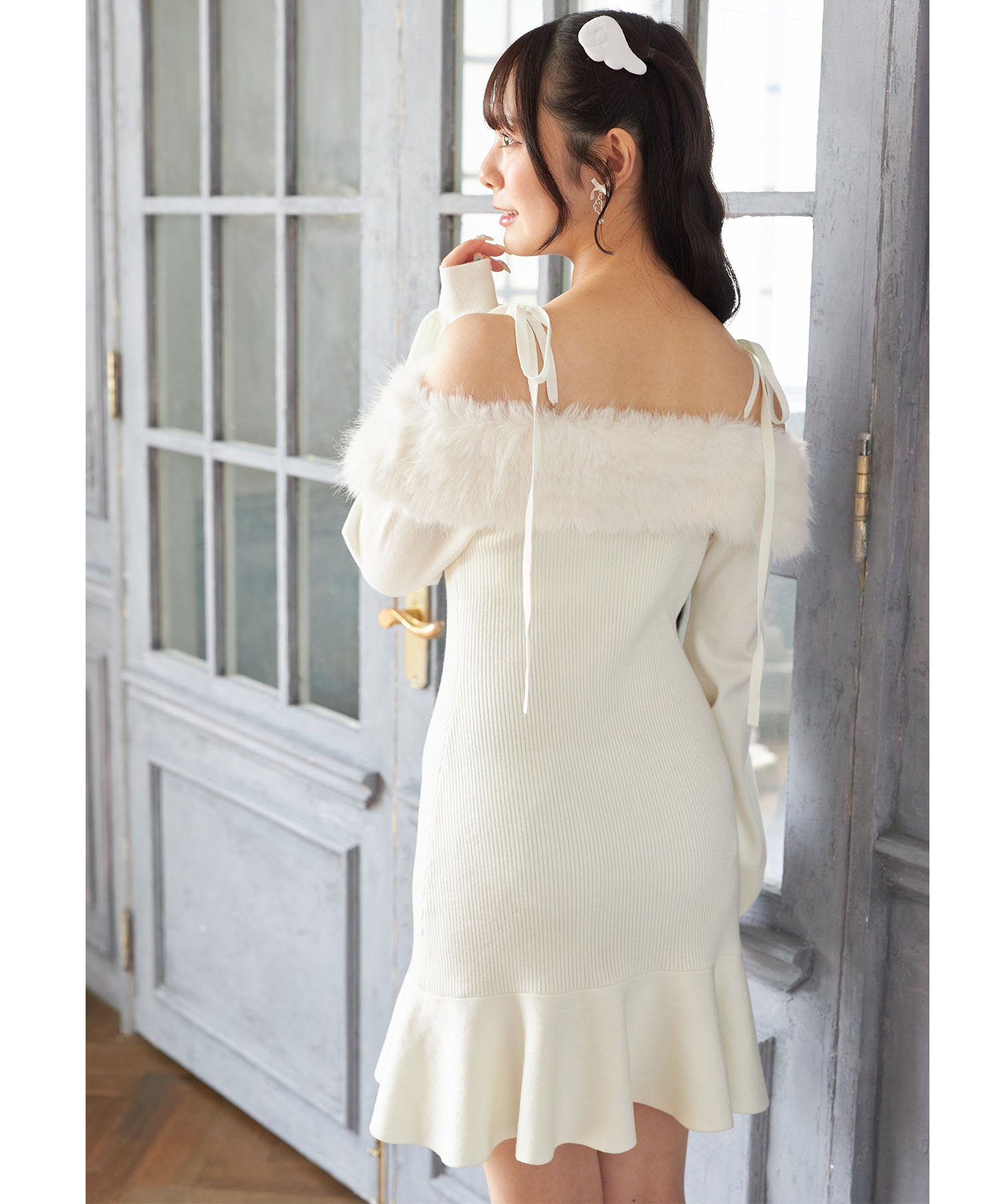 ビジュー飾り釦付きオフショルファーニットワンピース