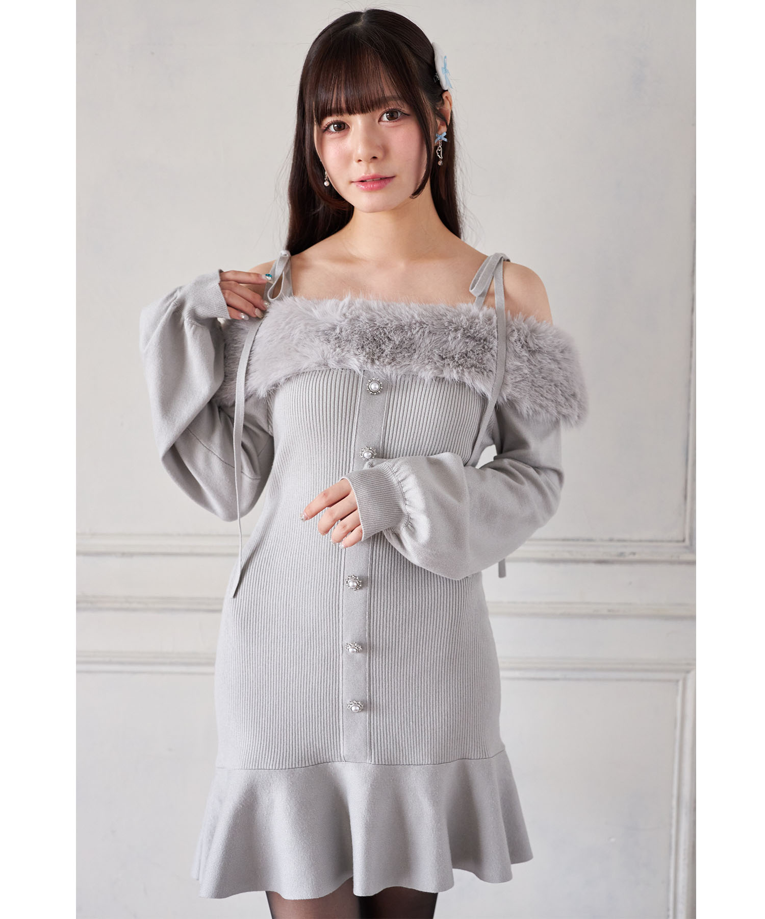 1039.ファーファー　ビジューボタンフリルニットワンピース　黒　レディース FURFUR（ファーファー）の「ビジューボタンフリルニット