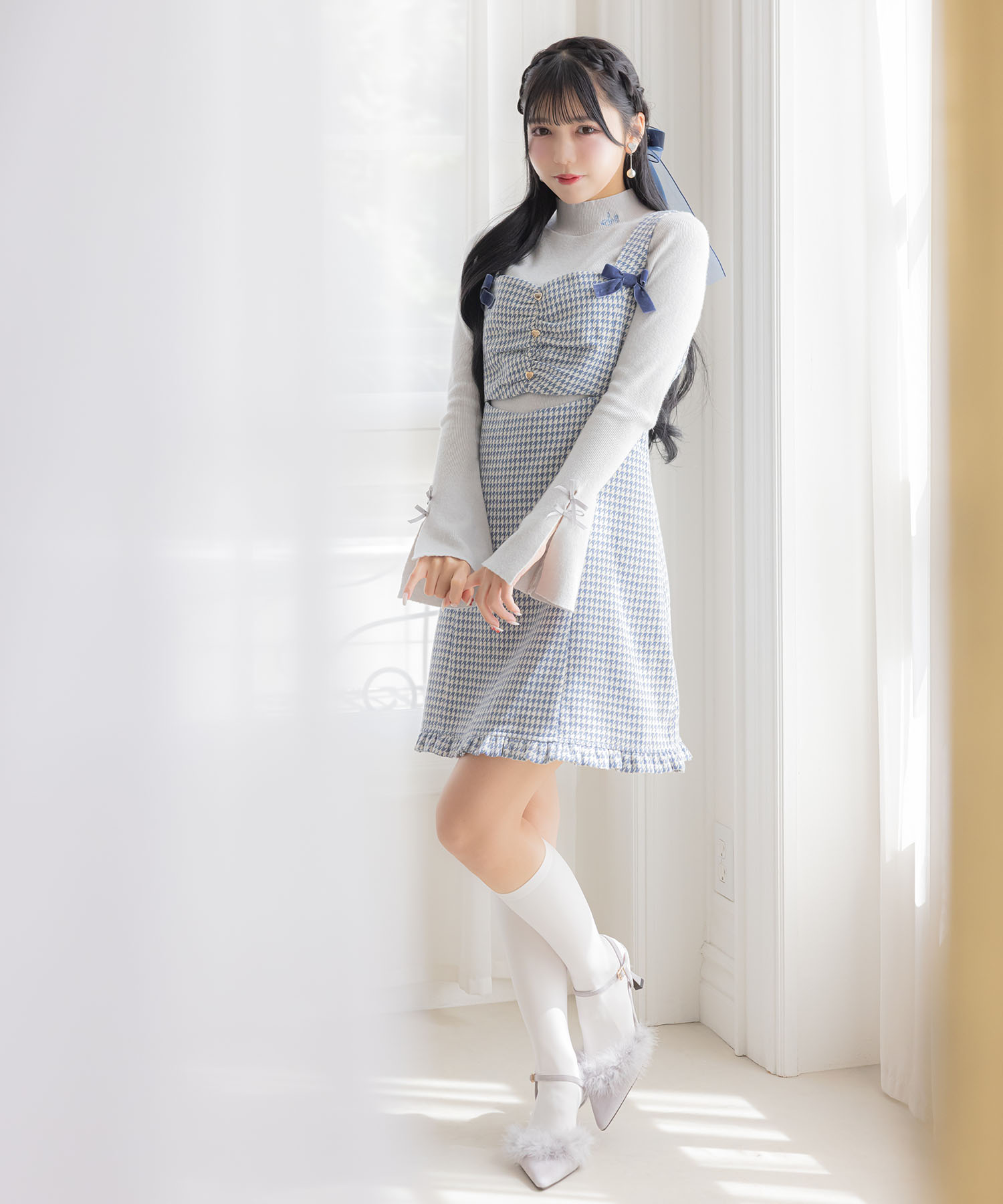 リボン付きフレアスリーブ刺繍入りハイネックリブニットプルオーバー