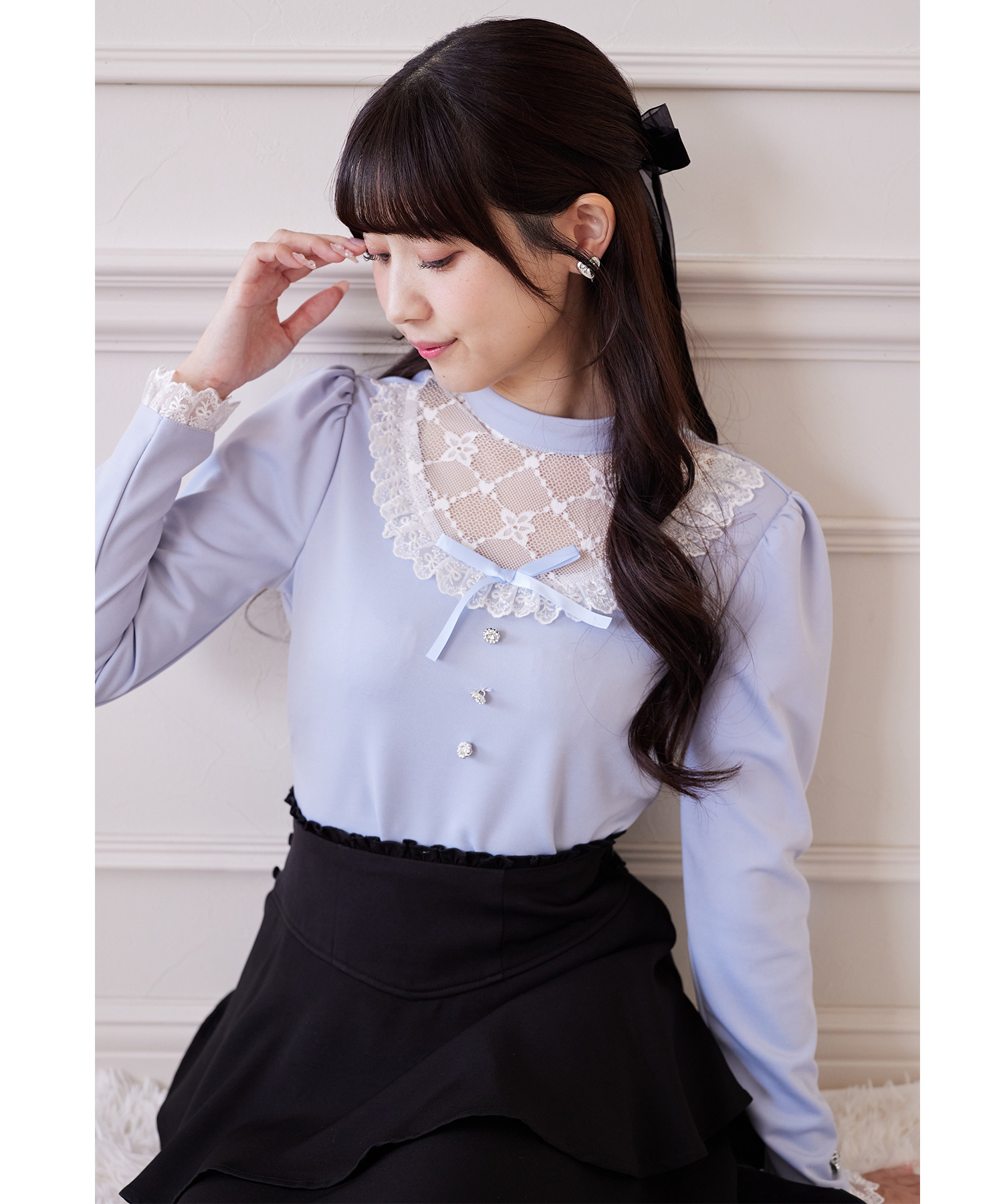 リボン＆ビジュー付きレースフリルハイネックカットソープルオーバー