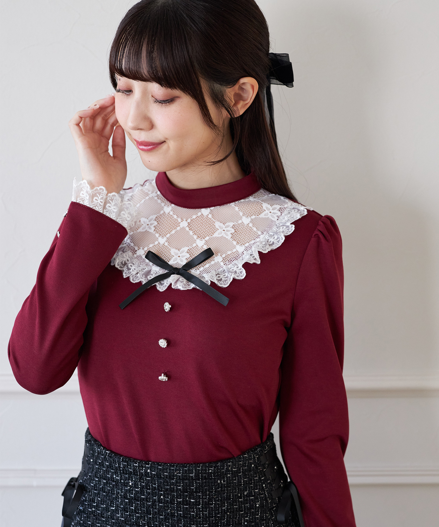 リボン＆ビジュー付きレースフリルハイネックカットソープルオーバー