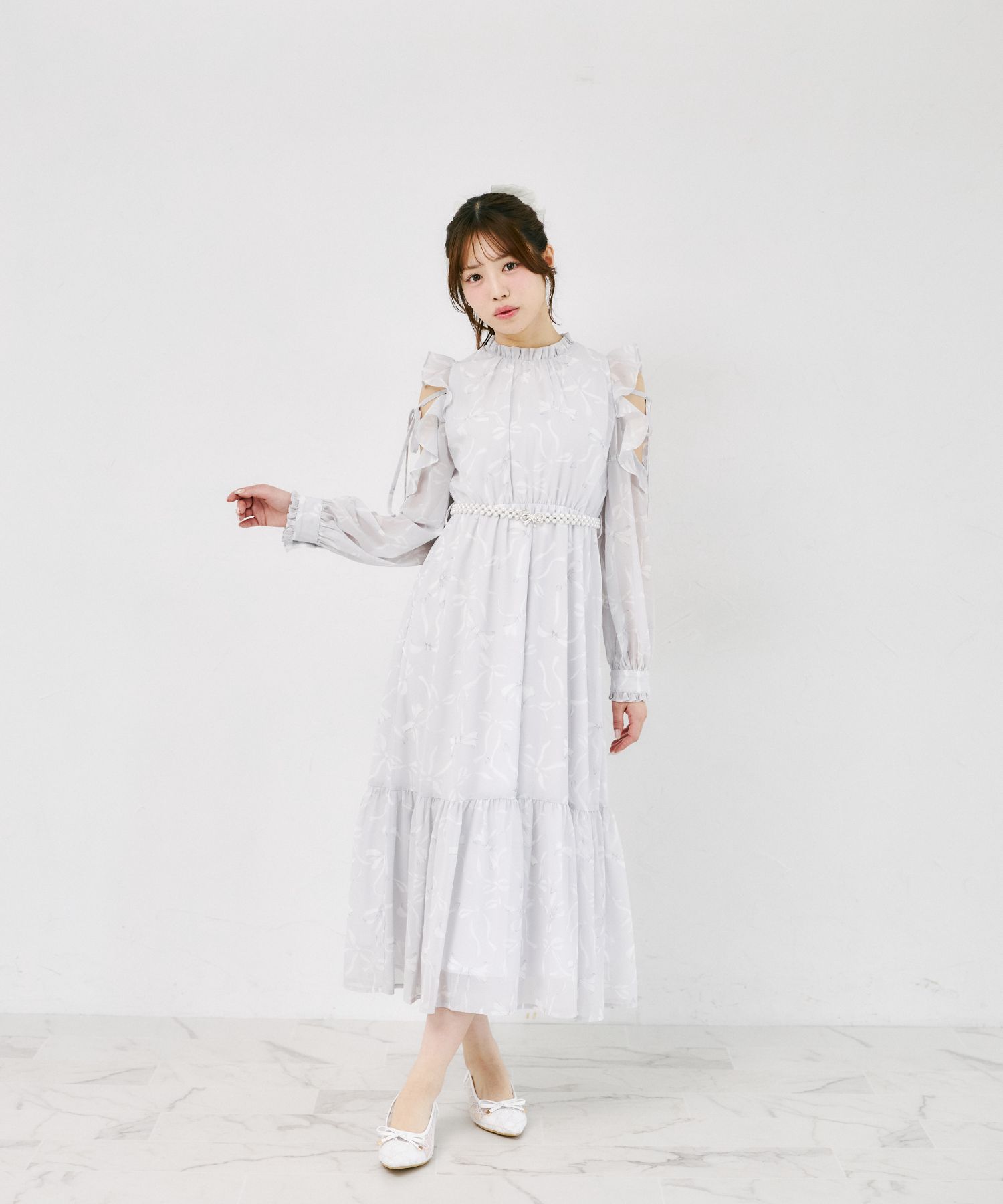 パールベルト付きリボン柄オープンフリルスリーブワンピース