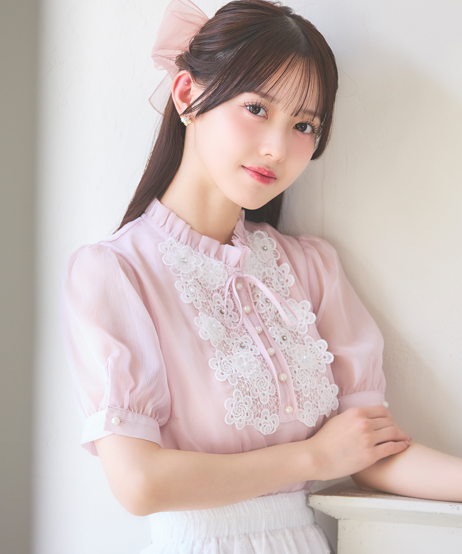 リボン付きパールビジュー×フラワーレースブラウス