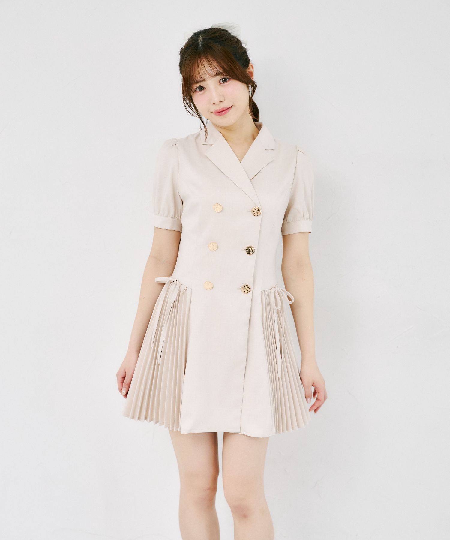 リボン付きプリーツトレンチライクミニワンピース