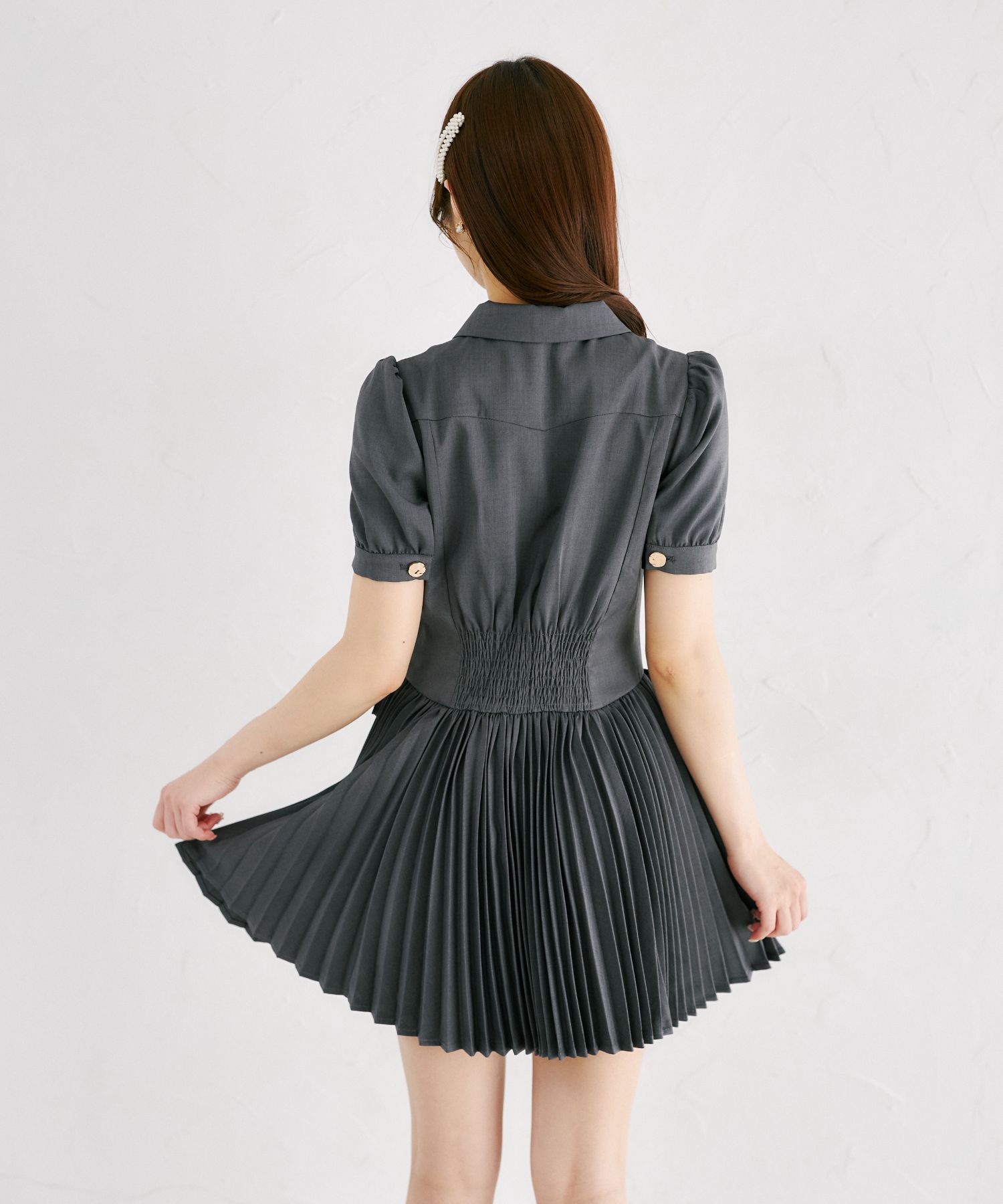 リボン付きプリーツトレンチライクミニワンピース