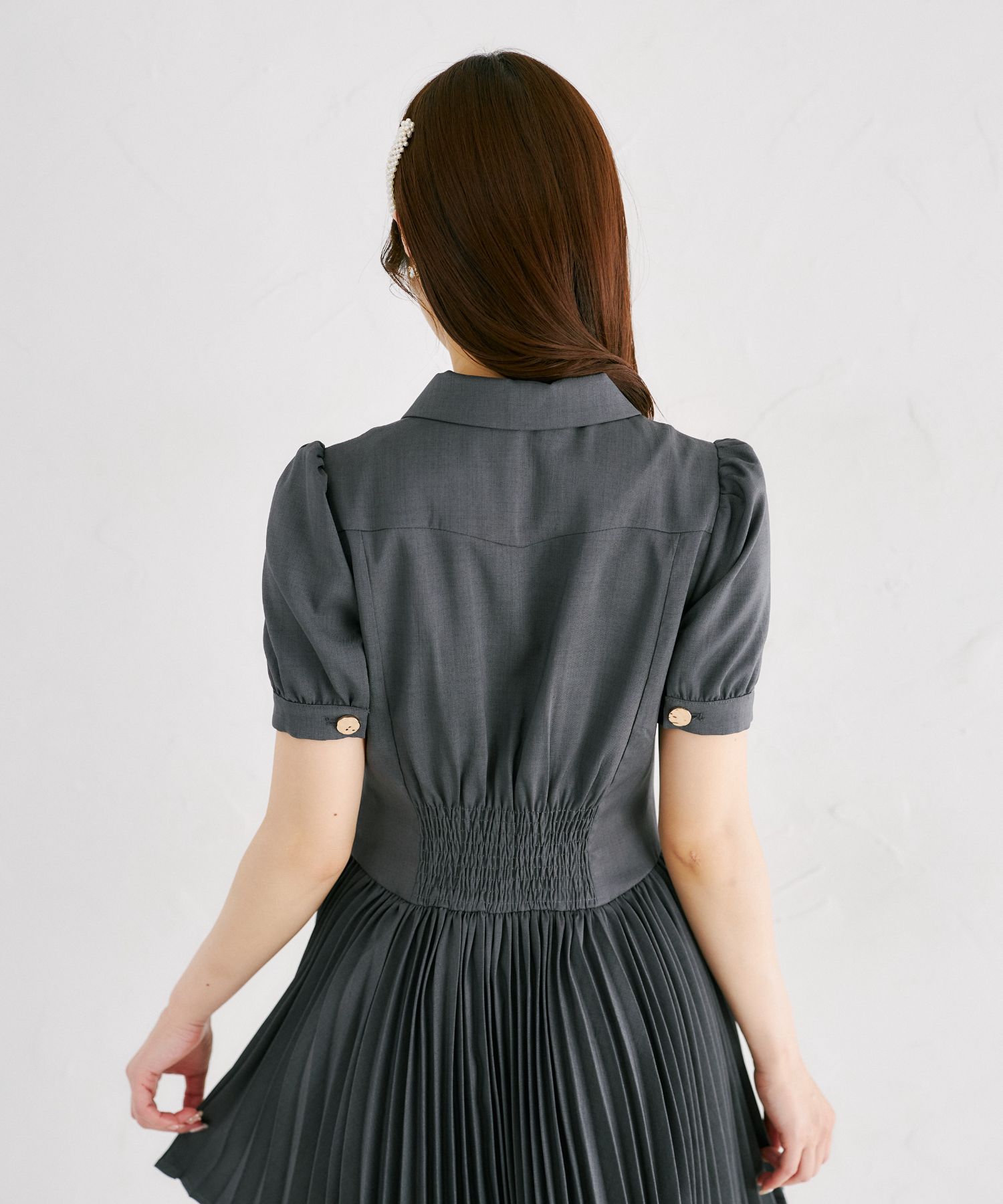 リボン付きプリーツトレンチライクミニワンピース