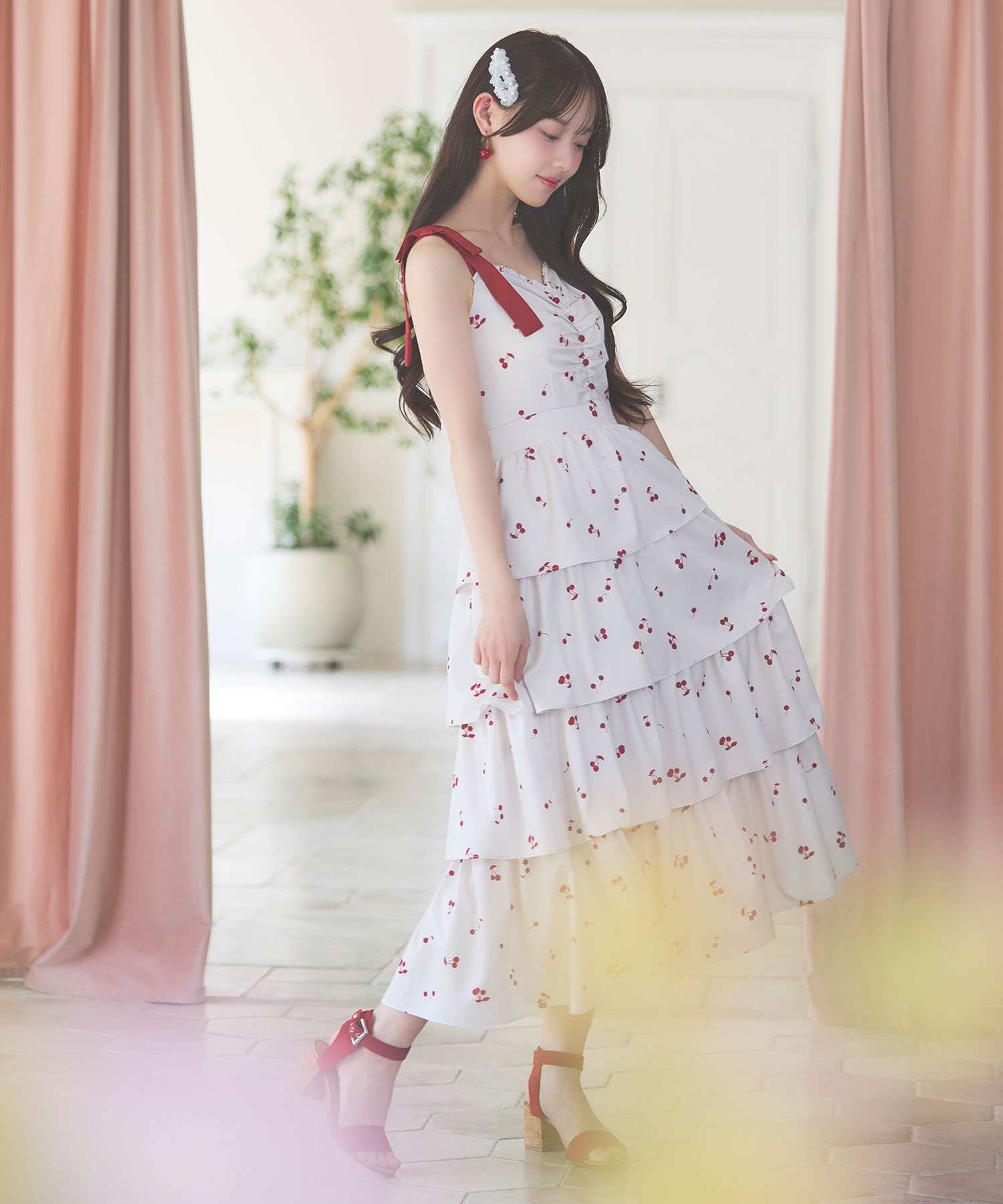 肩リボン付きチェリー柄ティアードワンピース