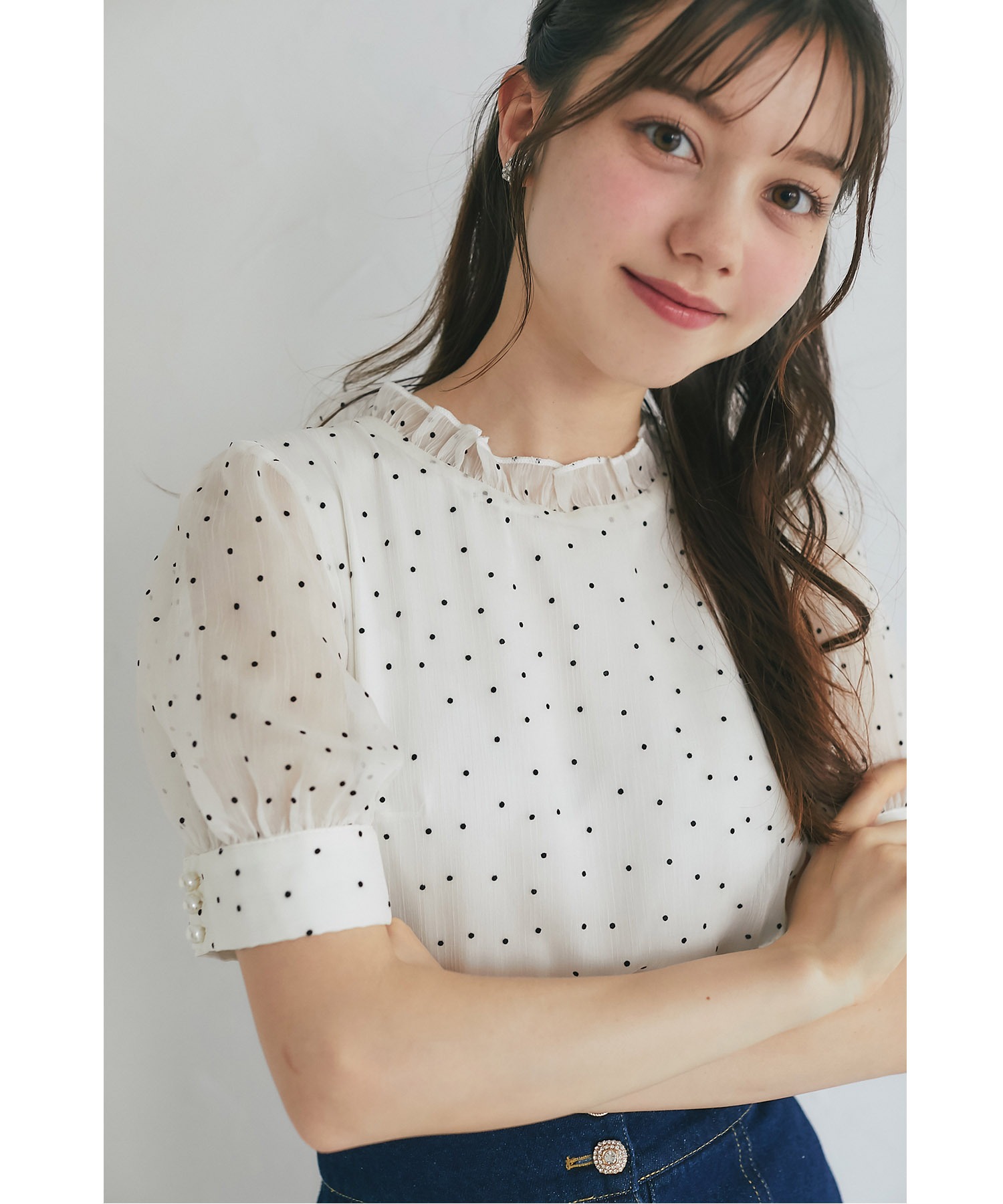 tocco トッコクローゼット シアーな表情が今っぽいプチフリルネックパール釦フロッキードットブラウス