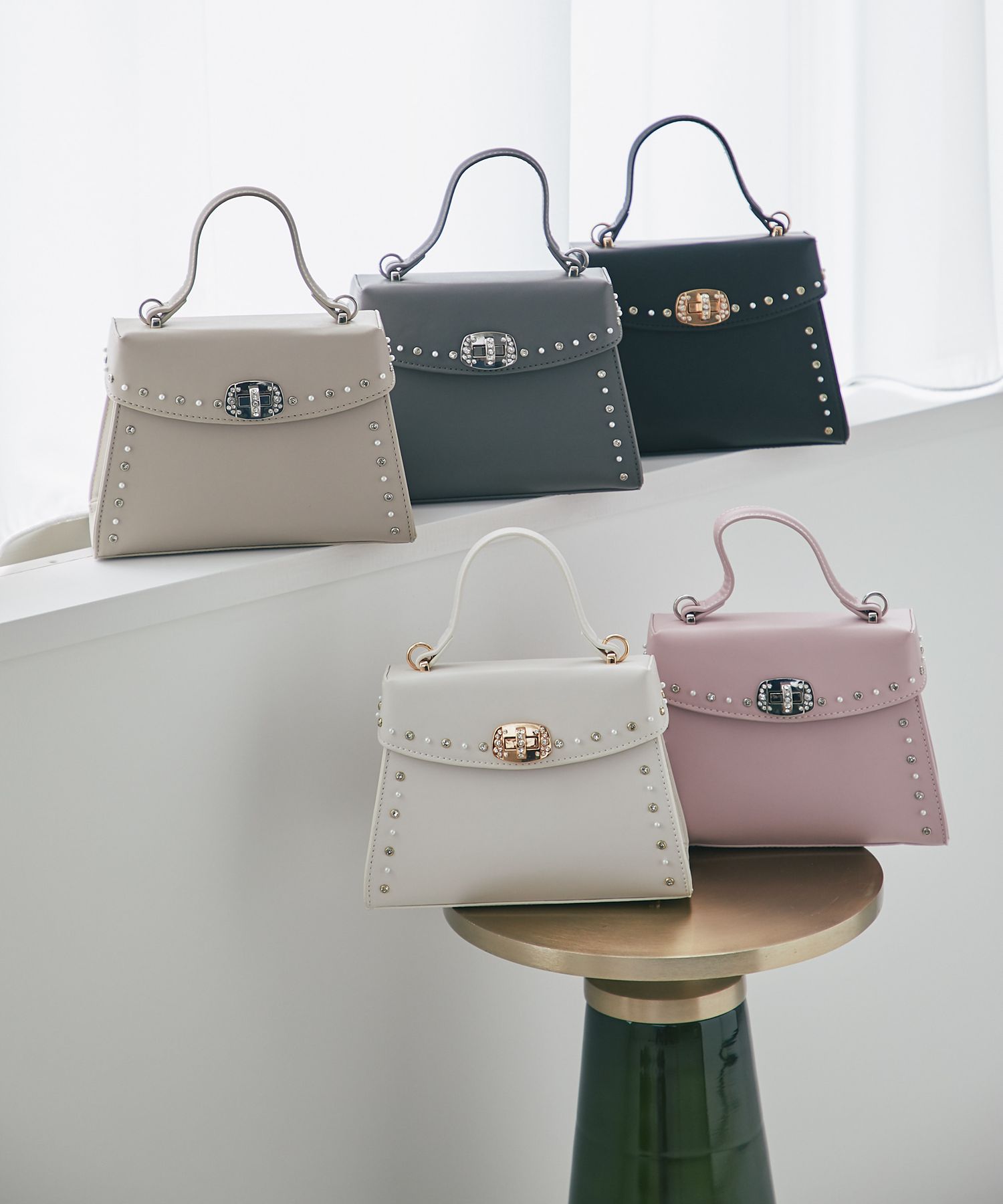 ONもOFFも使える2WAYショルダー付きパールスタッズバッグ